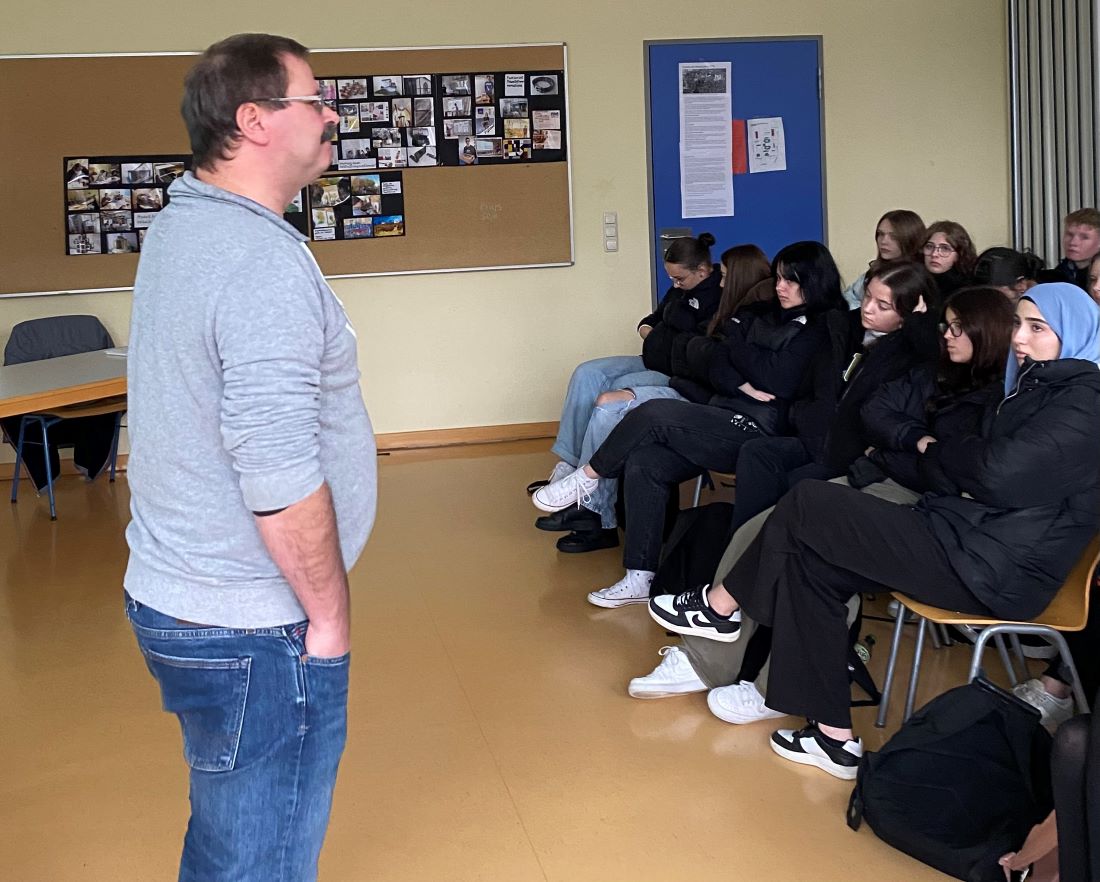 Sven Ziegler berichtete in der August-Sander-Schule ber seinen Dienst an der ehemaligen innerdeutschen Grenze. (Foto: Schule) 