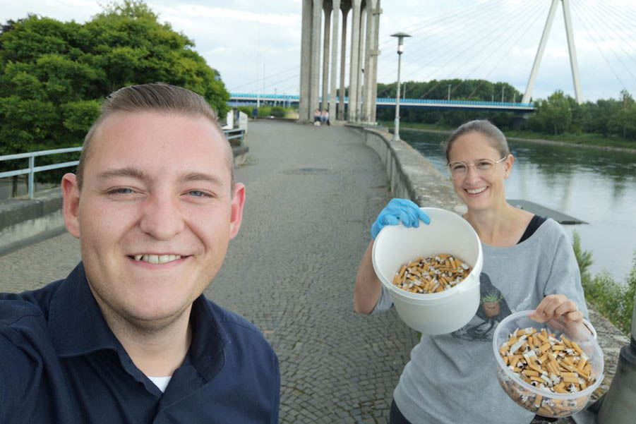 Die Arbeitskreis-Sprecherinnen Stefanie Stavenhagen und Maren Dmmler sowie Ratsmitglied Janick Helmut Schmitz beim Sammeln der Zigarettenkippen in Neuwied. Foto: SPD