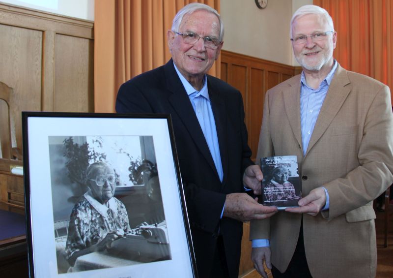 Pfarrer i.R. Gerhard Zimmermann (links), ein Weggefhrte Petersens und der ehemalige Dekan des Evangelischen Dekanats Bad Marienberg, hat das Buch ins Rollen gebracht. Zur Buchvorstellung im Dillenburger Rathaus 2014 war auch Dekan Martin Fries (rechts) zu Gast. Foto: Becker-von Wolff