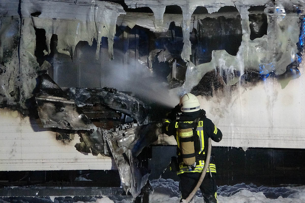 Feuerteufel wieder in Neuwied zugeschlagen - LKW-Auflieger brennt