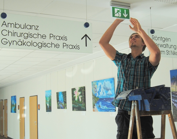 Zum letzten Mal repariert Tobias Worring als Zivildienstleistender eine Lampe im Dierdorfer Krankenhaus. 