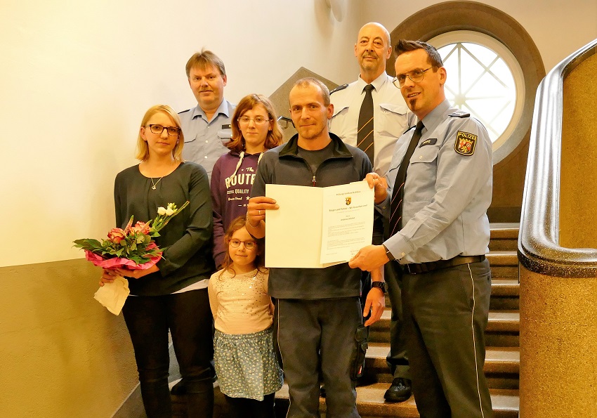 Das Foto zeigt Familie Hchst. Dienststellenleiter Markus Franke (rechts) berreicht die Urkunde. (Foto: ma)