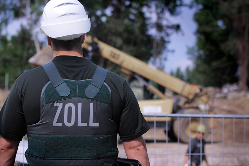 Beamte der Zolleinheit Finanzkontrolle Schwarzarbeit werden auf Baustellen oft fndig. Die IG BAU fordert ein noch strengeres Vorgehen gegen Lohn-Betrug und illegale Beschftigung. Foto: privat