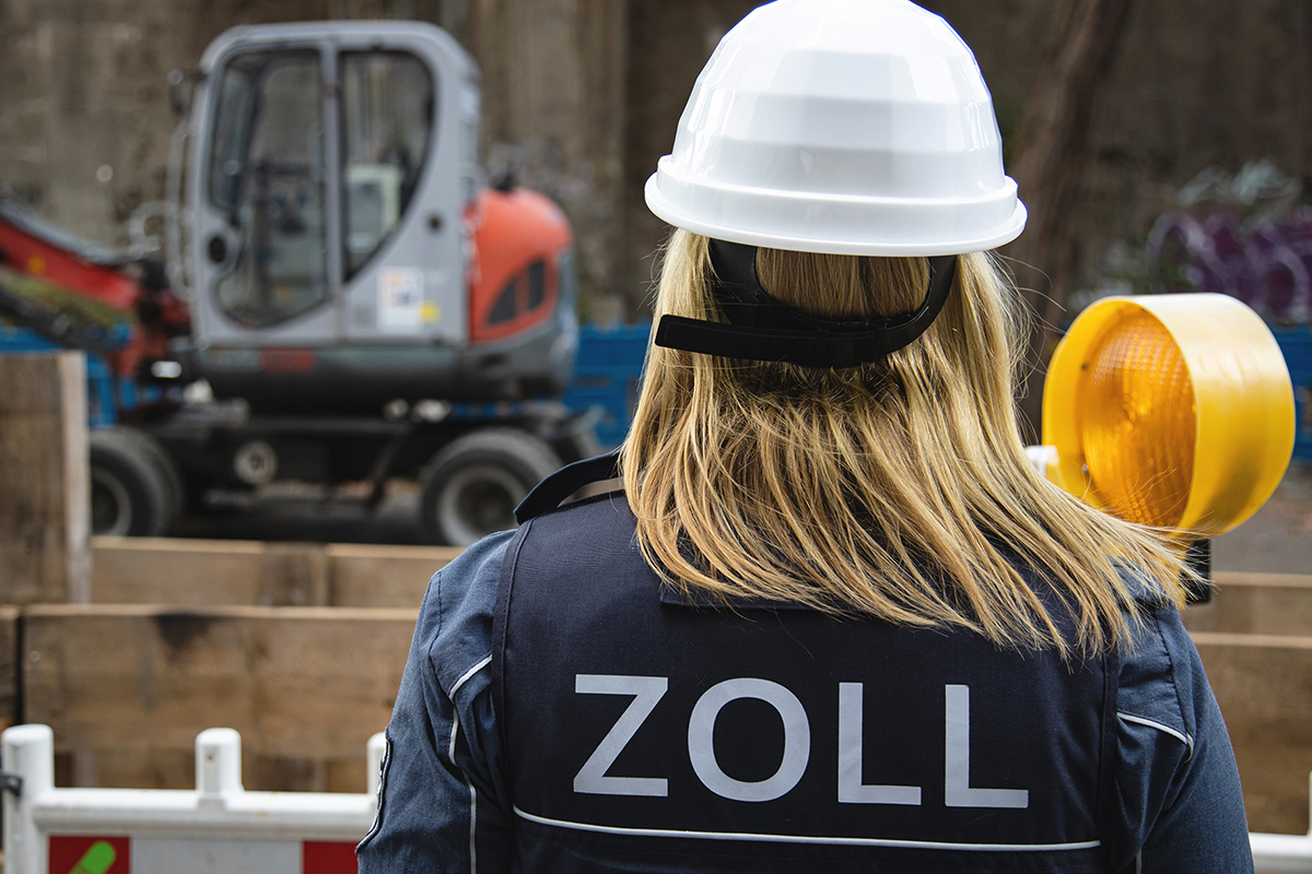 Zllnerin bei einer Baustellen-Kontrolle. Foto: IG BAU | Tobias Seifert