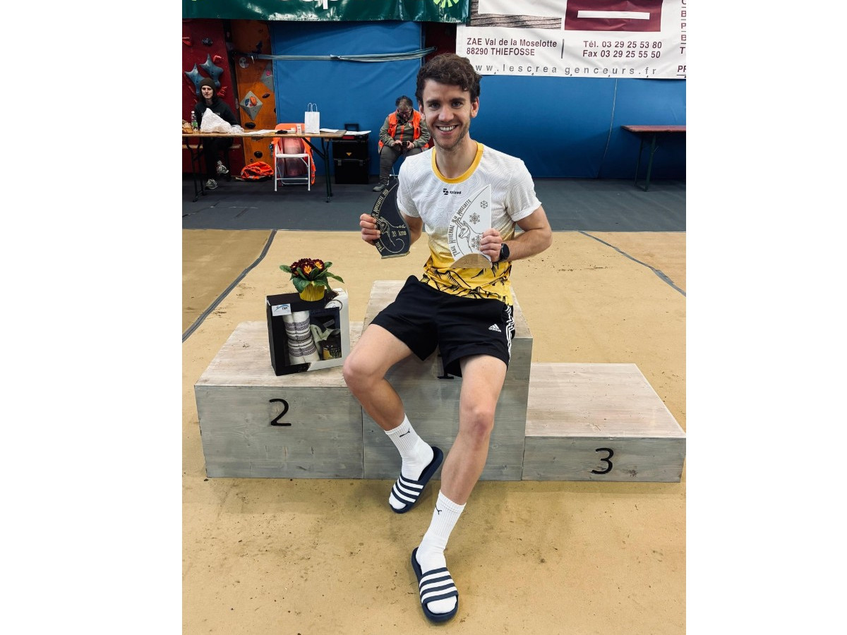 Gl�cklich und stolz - Tobias Z�ller, Athlet des VfL Waldbreitbach, kommt beim Trail-Lauf in den Vogesen als Erster ins Ziel. (Foto: J�rg Z�ller)