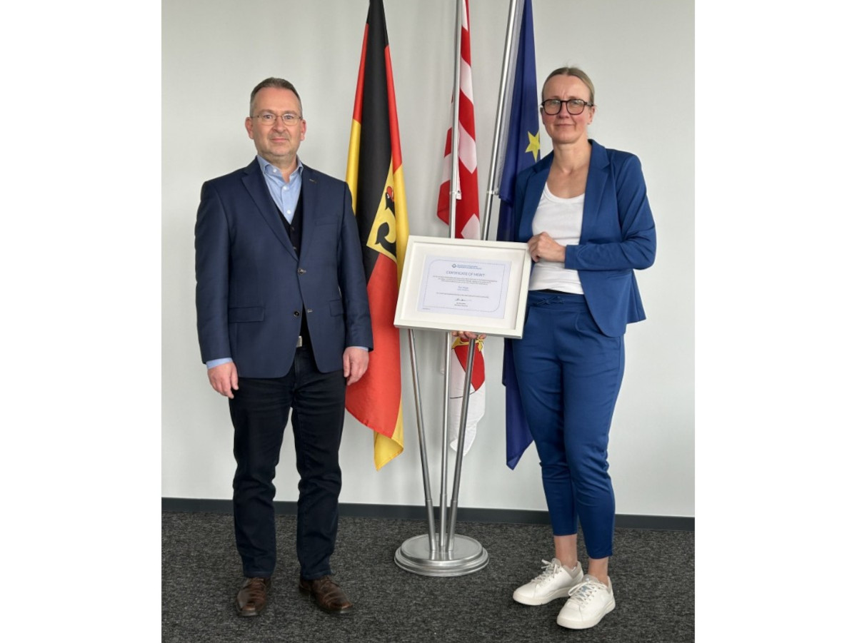 �bergabe des "Certificate of Merit" der Weltzollorganisation: Regierungsdirektor Borm ehrt Rita Schopp (HZA Koblenz) f�r ihr Engagement. (Foto: Hauptzollamt Koblenz)
