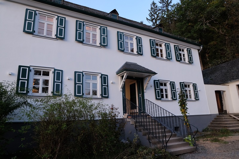 Das Alte Zollhaus erstrahlt in neuem Glanz und mutet in der Ansicht zur Sieg fast wie ein Herrenhaus. (Fotos: KathaBe)