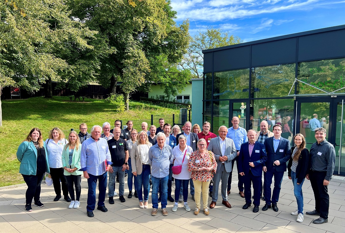 Rund 30 Teilnehmer aus den verschiedenen touristischen Bereichen des Landkreises waren in den Zoo Neuwied gekommen, um die Zusammenarbeit und Vernetzung der touristischen Partner zu strken. Foto: Martin Boden (Kreisverwaltung Neuwied) 