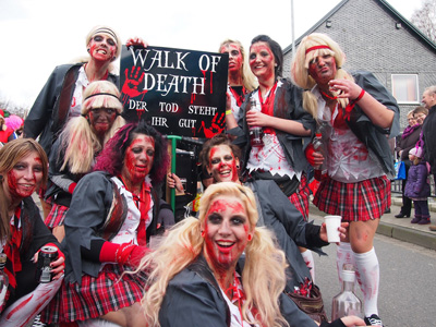 Beim \"Walk of Death\" super gut gelaunt und ein echter Hingucker: Diese jungen Frauen beim Scheuerfelder Umzug. Fotos: Daniel Pirker