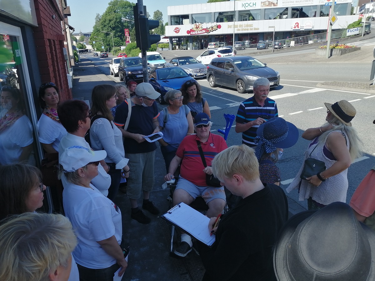 Bei einem Stadtspaziergang am 23. Juni wurden diverse neuralgische Punkte, die es aus Sicht von behinderten Menschen in der Stadt Altenkirchen zu verbessern gilt, zusammengetragen. (Foto: Archiv vh)