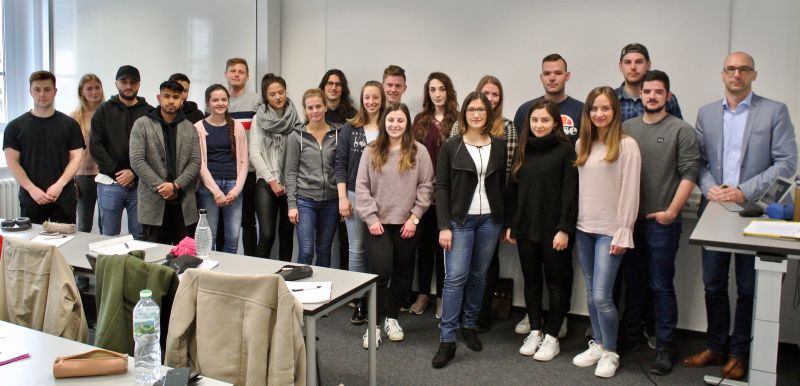 Die 21 Studierenden, die in diesem Semester mit Robert Kebbekus (ganz rechts) in der Zukunftswerkstatt arbeiten, freuen sich schon darauf, die teilnehmenden Westerwlder Unternehmen kennen zu lernen. Foto: privat