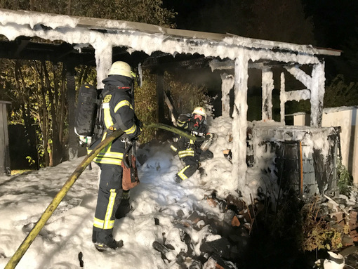 Zum Abschluss der Lscharbeiten wurden die Brandreste mit Schaum abgedeckt. (Foto: Feuerwehr Hamm)