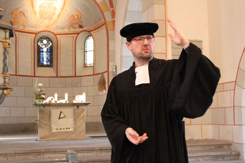 Pfarrer Benjamin Schiwietz von der Ev. Kirchengemeinde Altstadt verkrperte den Schweizer Reformator Huldrych Zwingli mit schauspielerischem Talent. Fotos: Sabine Hammann-Gonschorek