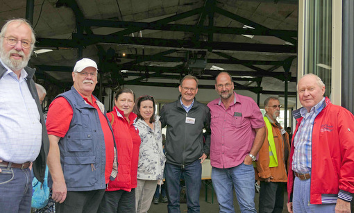 Firmenchef Markus Mann (5. von links) stand den Besuchern Rede und Antwort. (Foto: by)