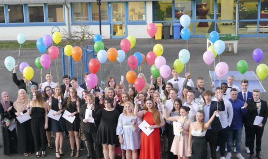 Sie haben es geschafft: Die (Fach-)Abiturienten der IGS Hamm 2019. (Foto: ma) 