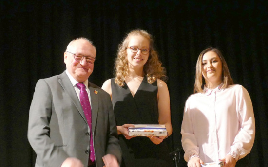 Landrat Michael Lieber hat Buchpreise berreicht an Salom Michelel Weckerlein und Gizem Sarikaya (von links). (Foto: by)