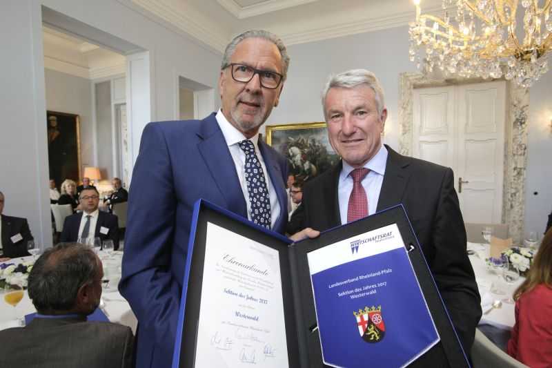 Jrgen Grimm, Sprecher der Sektion Westerwald (links), nimmt die Auszeichnung aus den Hnden des Vizeprsidenten des Wirtschaftsrates, Professor Hans Helmut Schetter (rechts), entgegen. Foto: Jens Schicke
