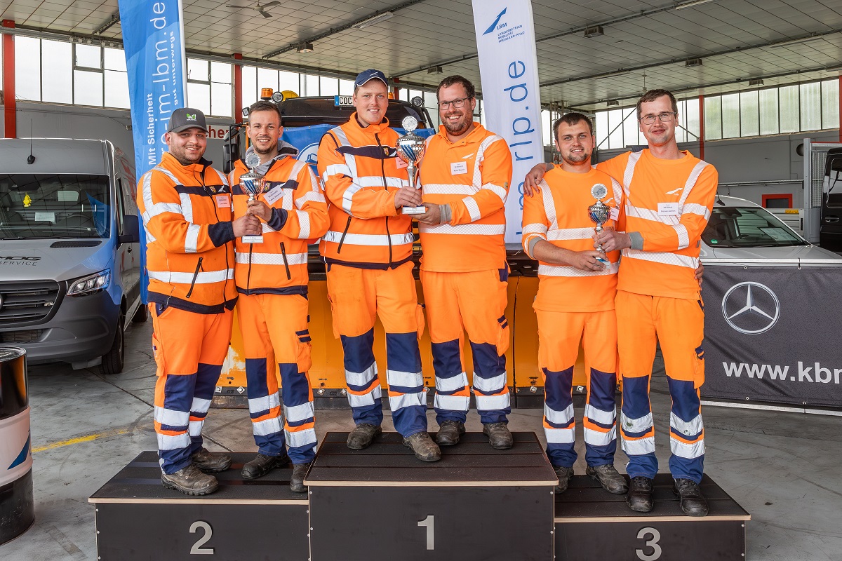 Die Sieger der LBM-Schneepflug-Meisterschaft (v.l.): Leon Grber und Fabian Schmidt, SM Hermeskeil, Remo Mai und Kevin Reusch, SM Rennerod, Joshua und Florian Zahren, SM Bitburg. (Foto: Landesbetrieb Mobilitt Rheinland-Pfalz)