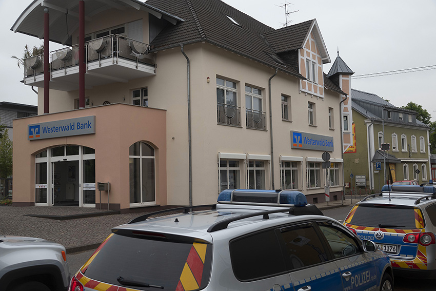 Vor der Westerwald Bank Puderbach hat ein berfall stattgefunden. Fotos: Wolfgang Tischler