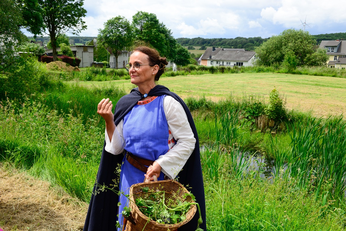 (Foto: Harry Neumann/NI) Kruterexpertin Katharina Kindgen auf einer der Kruterexkursionen der Naturschutzinitiative (NI)