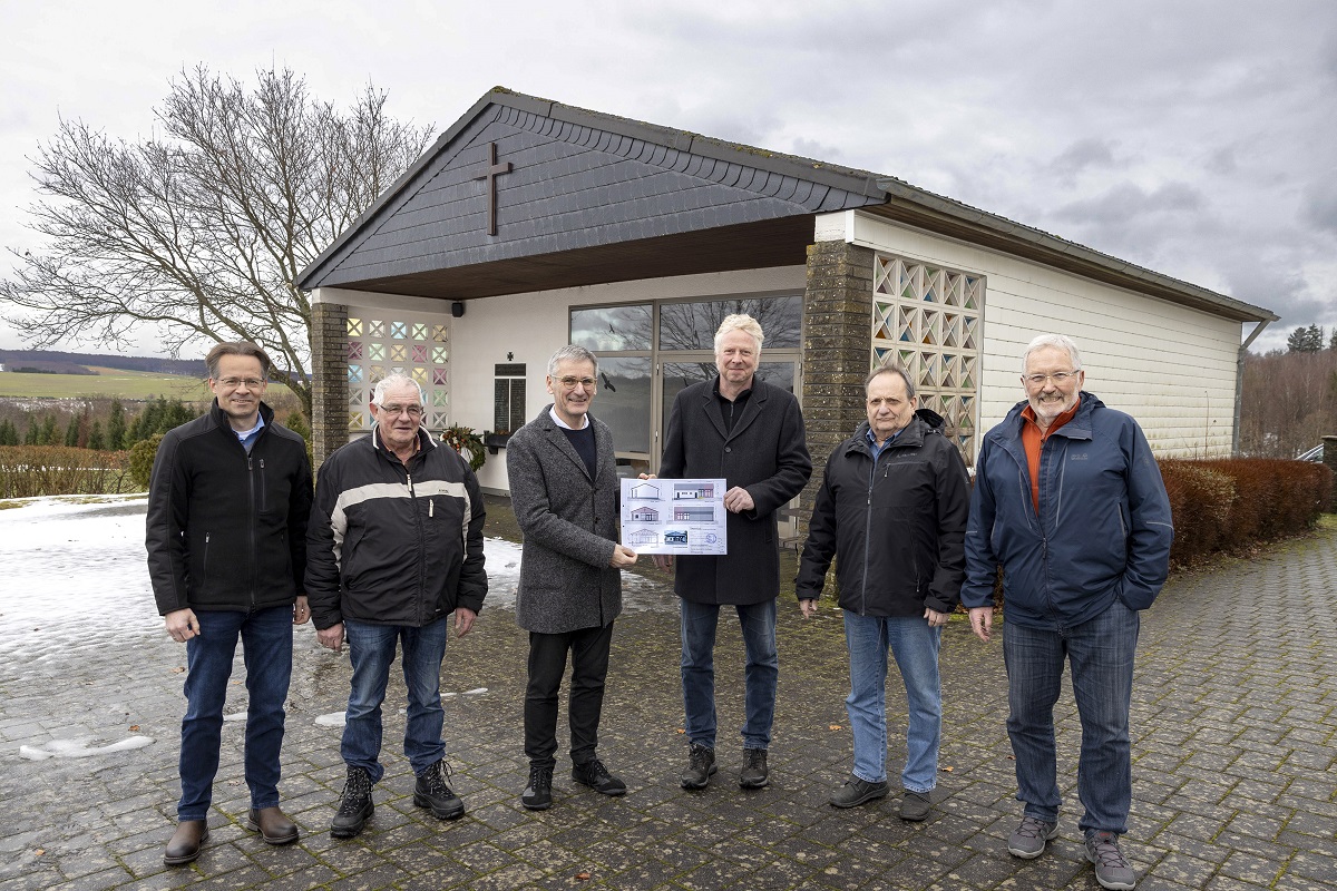 MdL Hendrik Hering (SPD) bei seinem Besuch in Borod mit dem Ersten Beigeordneten der Verbandsgemeinde Hachenburg, Marco Drner (links), Ortsbrgermeister Volkmar Gfgen (rechts) und weiteren Vertretern der Ortsgemeinde. (Foto: Hendrik Hering) 