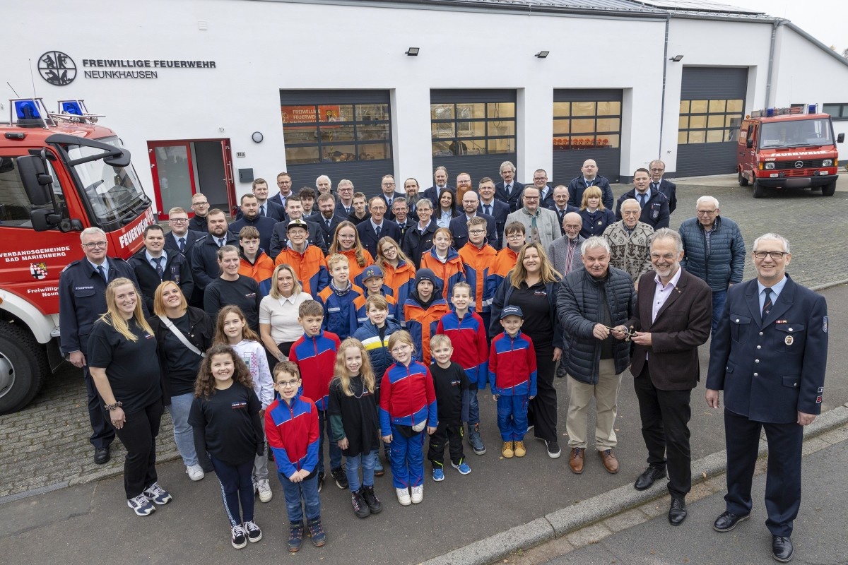 Zum Abschluss des offiziellen Teils berreichte Architekt Thomas Schfer den symbolischen Schlssel des Gebudes im Kreise der Feuerwehrleute aus Neunkhausen an Brgermeister Andreas Heidrich und Wehrfhrer Carsten Leonhardt (rechts). (Foto: Rder-Moldenhauer)