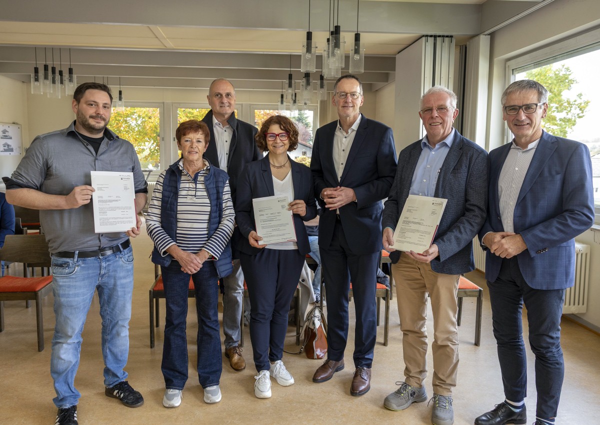 Innenminister Michael Ebling (dritter von rechts) überreicht drei Förderbescheide für drei Gemeinden der Verbandsgemeinde Hachenburg (Foto: Röder-Moldenhauer)