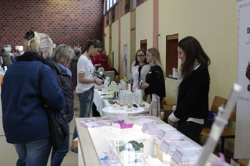 In der Wiedhhenhalle wurden interessierte Frauen und Mnner beraten, verwhnt und zum Kauf animiert. Fotos: Helmi Tischler-Venter