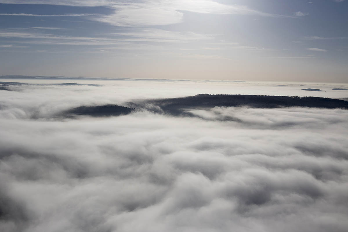 Am Wochenende wird wieder hufiger Nebel ber dem Westerwald liegen. Foto: Wolfgang Tischler