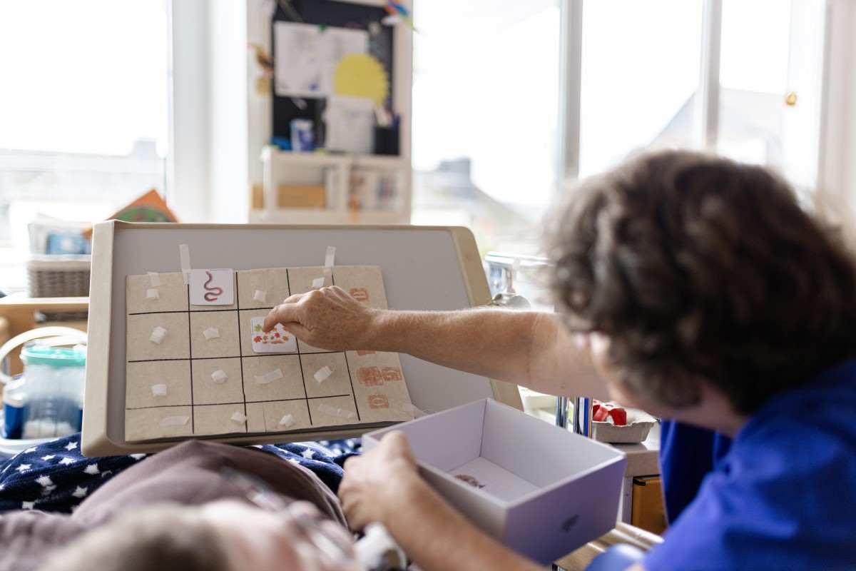 Inselbewohner beim Erlernen untersttzter Kommunikation mit der Erzieherin. (Fotos: Arnd Dickel/DRK-Kinderklinik Siegen)