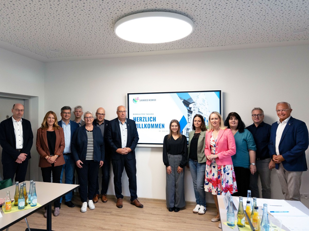 Zur Broleiter-Tagung begrten Landrat Achim Hallerbach und die
Broleiterin der Kreisverwaltung Neuwied, Diana Wonka (4 v.r.) elf Broleiterinnen und Broleiter der nrdlichen rheinlandpflzischen Landkreise. Foto: Julia Hinz/Kreisverwaltung Neuwied