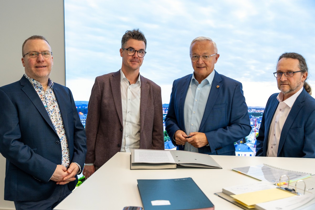 In einem gemeinsam formulierten und unterzeichneten Schreiben an den rheinland-pf�lzischen Bildungsminister Sven Teuber fordern B�rgermeister Peter Jung und Landrat Achim Hallerbach eine verl�ssliche Finanzierung der Schulsozialarbeit. Ein Appell, der auch die Zustimmung der Jugendamtsleiter von Kreis und Stadt Neuwied, Uwe Kukla (rechts) und Bernhard Fuchs (links), findet. (Foto: Thomas Herschbach)