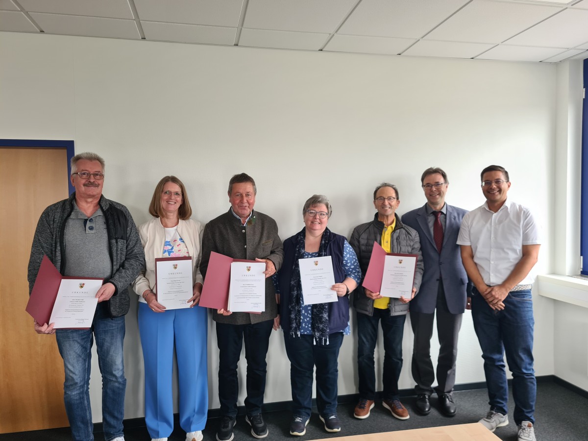 Im Rahmen einer kleinen Feierstunde �berreichte der Leitende Staatliche Beamte der Kreisverwaltung Neuwied, Martin Jung, die Ernennungsurkunden an Friedhelm Kurz als Fischereiberater und alle Mitglieder des Fischerpr�fungsausschusses (v.l.n.r.): Heribert Hilt (Vertreter der Fischereiverb�nde), Birgit Zervas (Untere Fischereibeh�rde), Friedhelm Kurz (Fischereiberater), Irene Wagner (Untere Fischereibeh�rde), Kurt Schmidt (Stellvertretender Ausschussvorsitzender), Martin Jung (Leitender Staatlicher Beamter), Mario Becker (Leiter Abteilung Recht, Ordnung und Verkehr). (Foto: Bj�rn Both/Kreisverwaltung Neuwied)

