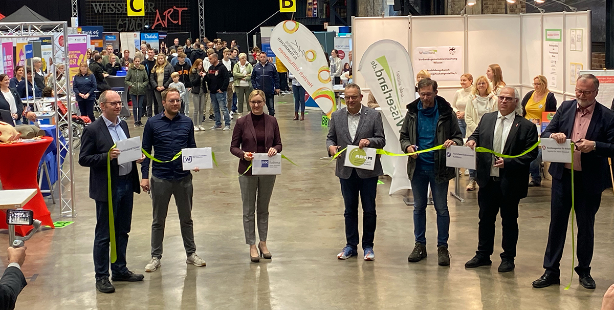 Zur offiziellen Erffnung wurde traditionell das "Grne Band zerschnitten. Neben Veranstaltern und Initiatoren kamen IHK-Regionalgeschftsfhrerin Kristina Kutting und Brgermeister Berno Neuhoff (Mitte). (Fotos: KathaBe)