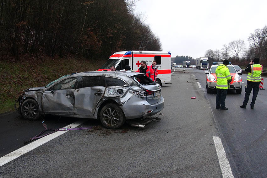 PKW berschlug sich auf A 3 mehrfach und blieb auf Dach liegen