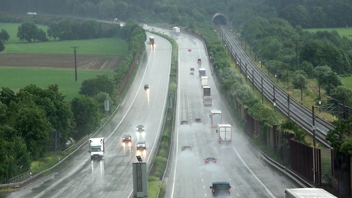 Starkregen und schnelles Fahren fhrte zu diversen Unfllen. Fotos: Uwe Schumann