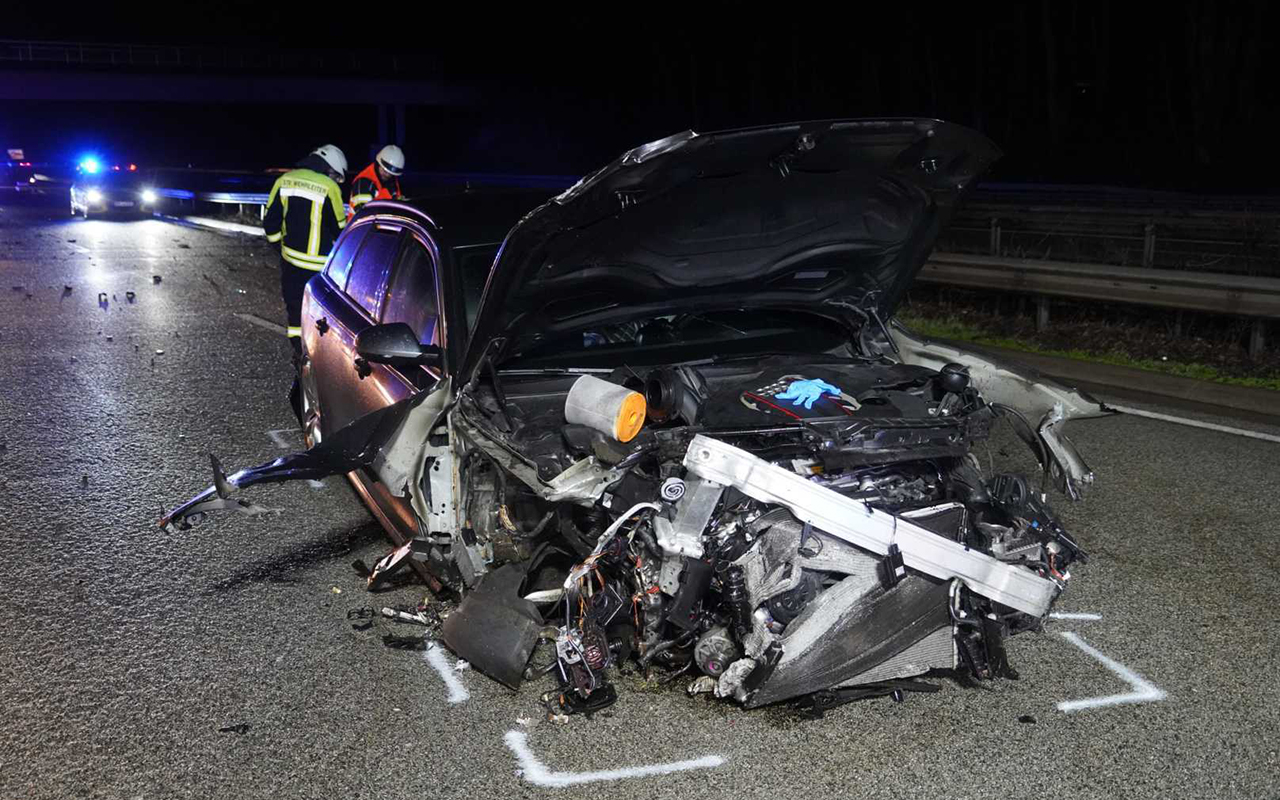 Bei dem Unfall wurden zwei Personen verletzt. (Fotos: Uwe Schumann)