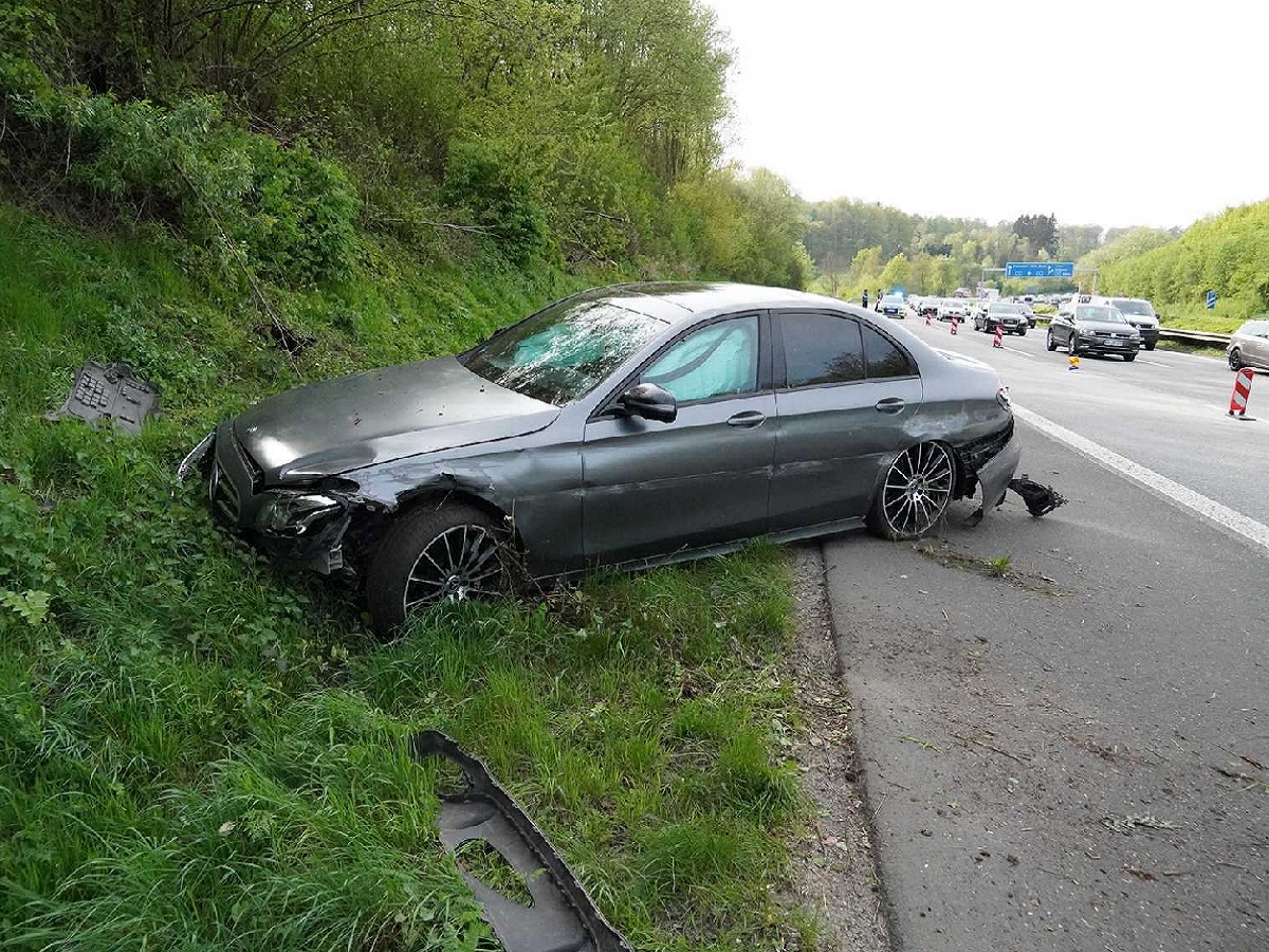 Aktualisiert: Spektakulrer Unfall auf A 3 - Wagen berschlgt sich, Fahrer verletzt