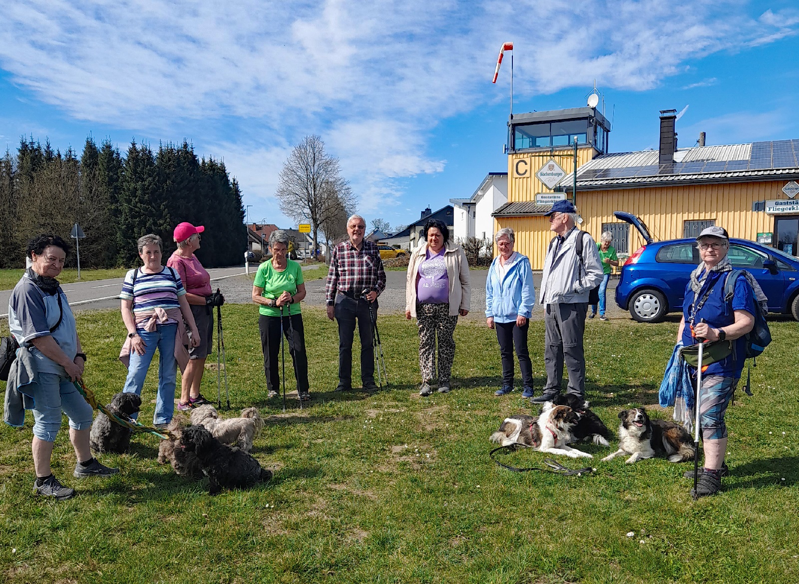 Wanderung auf 50 Beinen rund um den Flugplatz Ailertchen