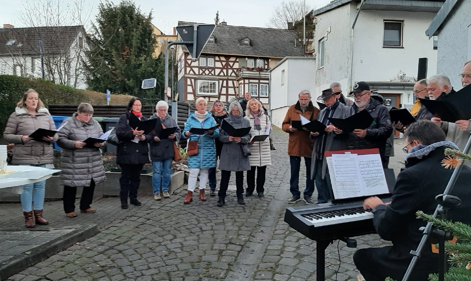 Festliche Stimmung: Niederbieberer Brger feiern Adventszeit beim gemeinschaftlichen Singen