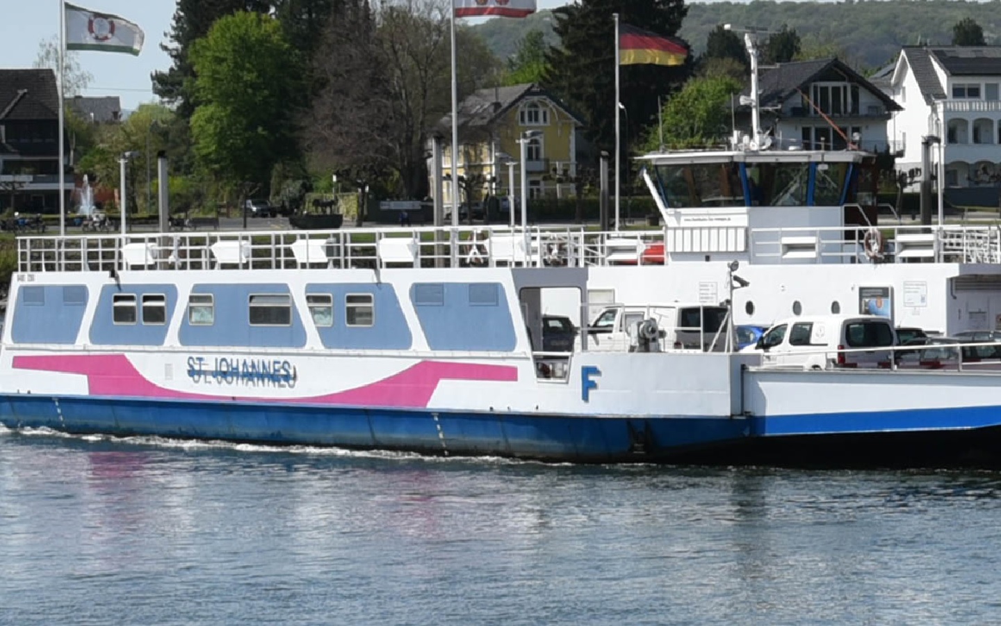 Falschparker behindert Sicherung der Rheinfhre in Linz am Rhein