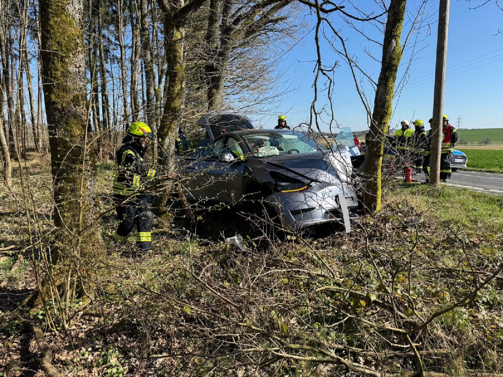 Unfallstelle von vorne mit Einsatzkrften. (Alle Fotos: Niklas Mohr)