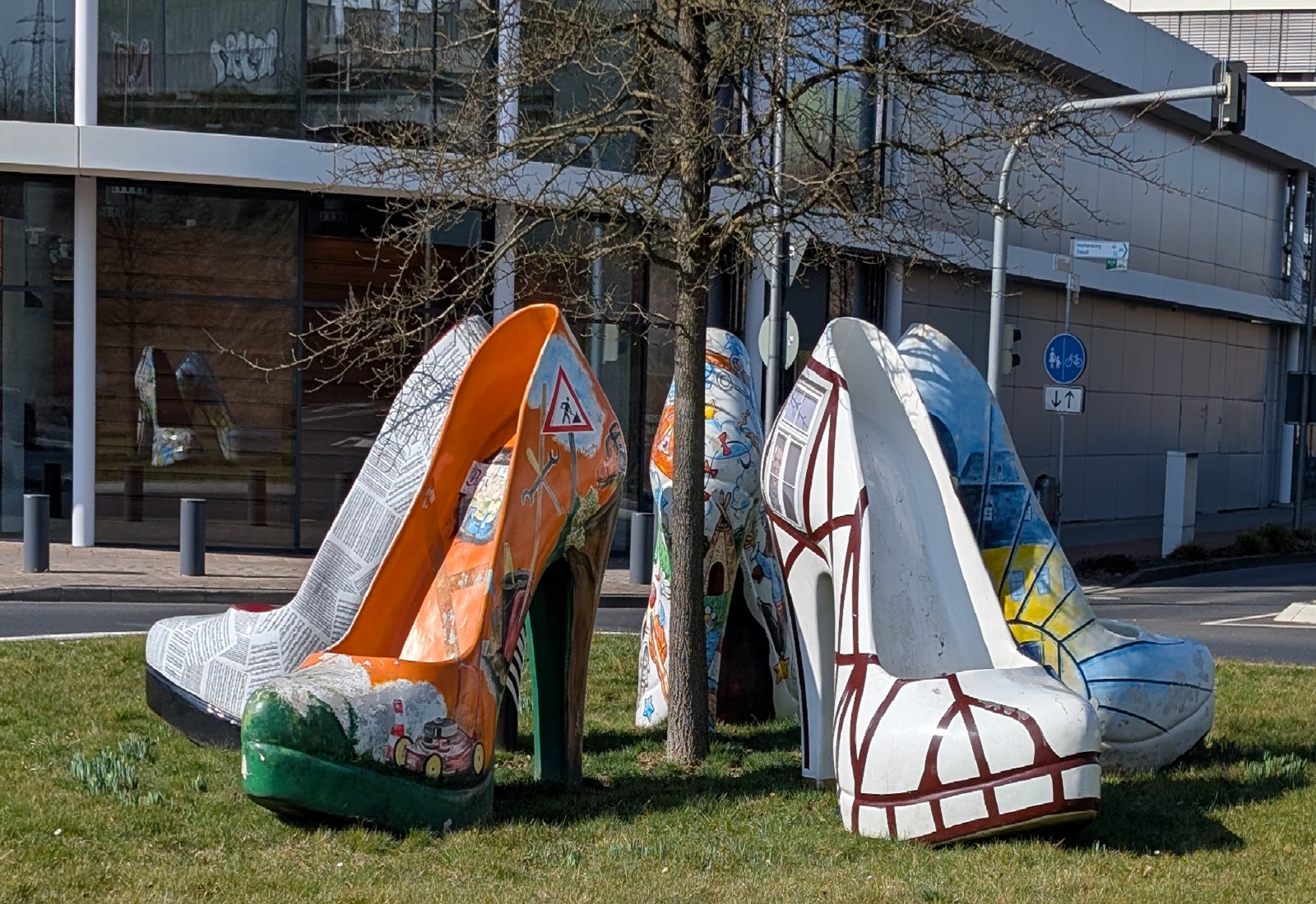 Fnf Mon-Stilettos zieren jetzt den Verkehrskreisel am FOC. Demnchst wird auch noch die passende Beleuchtung installiert. (Bild: Stadt Montabaur/Jrg Klinger)