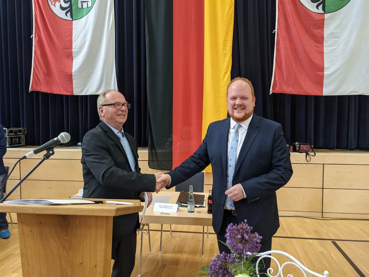 Der erste Beigeordnete der Verbandsgemeinde Kirchen, Uli Merzhuser, gratulierte Andreas Hundhausen zum neuen Amt. (Fotos: ddp) 