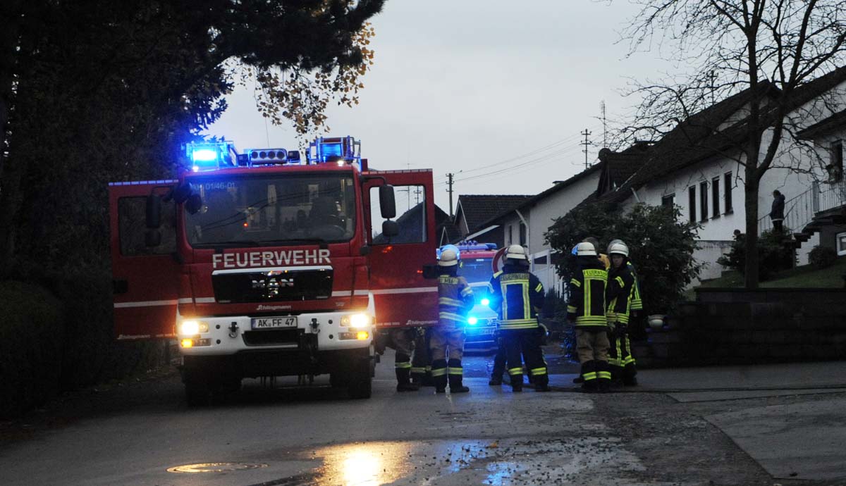 Verkehrsunfall in Neitersen und vermeintlicher Wohnungsbrand in Almersbach
