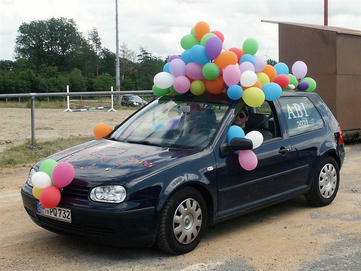 35 Schlerinnen und Schler der BBS Wissen haben nun ihre Fachhochschulreife beziehungsweise Hochschulreife in der Tasche - und feierten dies mit Autocorsos. (Fotos: Bernhard Theis) 