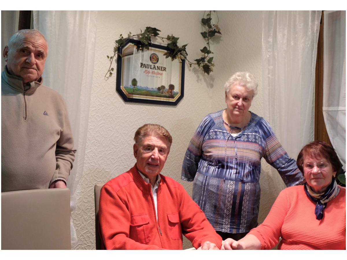 Rdiger Fahrmeyer und Maria Weidenbach (sitzend) gewannen die kleine Auszeit im Landgasthof Schneller von Eckhard und Erika Schneller (stehend) in Katzwinkel. (Foto: KathaBe) 