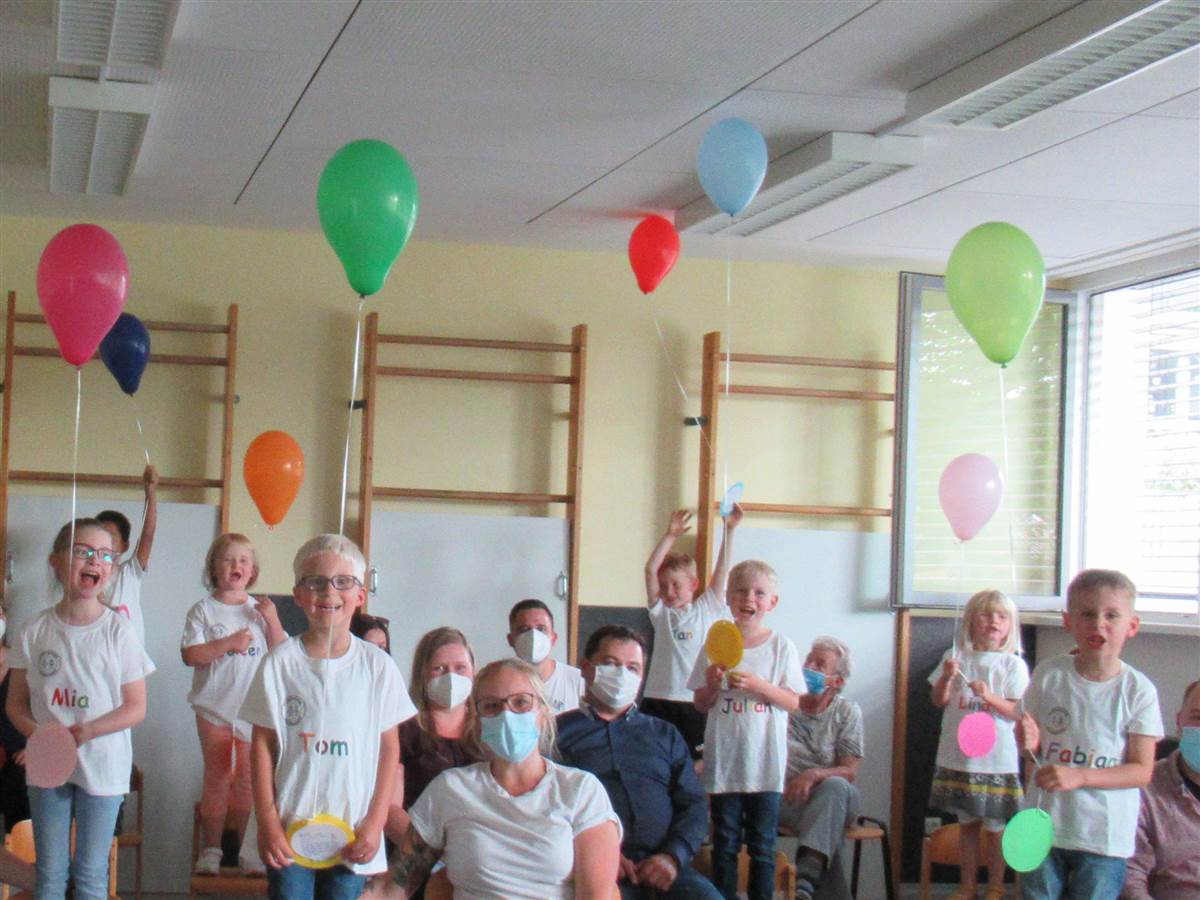 Jedes Kind schrieb zusammen mit seinen Eltern Wnsche fr die Schulzeit auf, die danach mit Ballons in den Himmel entsendet wurden. (Fotos: Kita  Zur Wundertte)