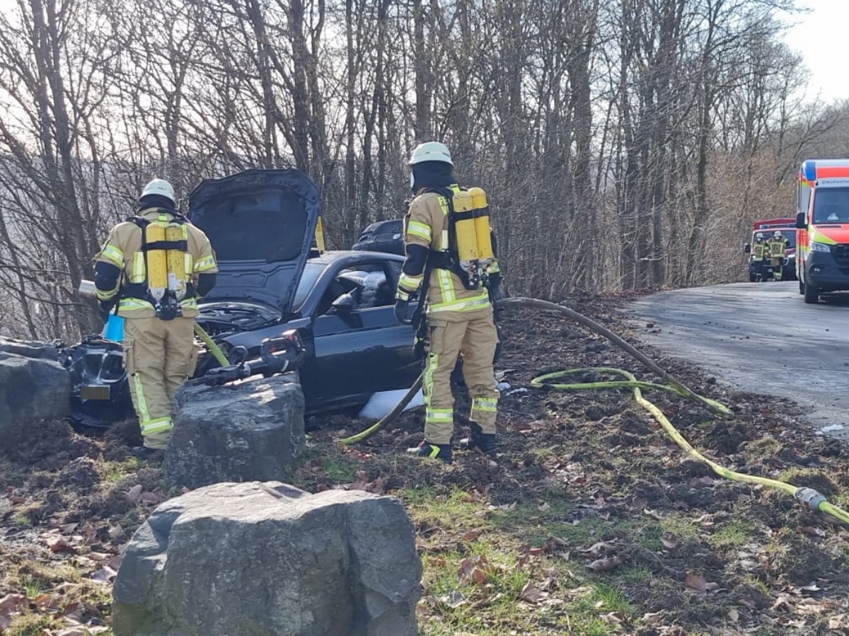 Autobrand: Rauch lenkt Fahrer in Mudersbach ab – Kollision mit Stein 