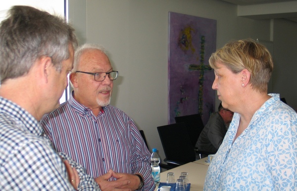 Rainer Abresch (links) war nach den Startjahren des Diakonischen Werkes in Altenkirchen, die noch ohne starre Leitungsstrukturen begannen, von 1978 bis 1991 dann der erste Leiter des DW. Auf Hubertus Eunicke und Timo Schneider folgte im April 2018 erstmals eine Frau auf den Chefposten der Diakonie: Margit Strunk (rechts). (Foto: Kirchenkreis-Archiv/Stroh)